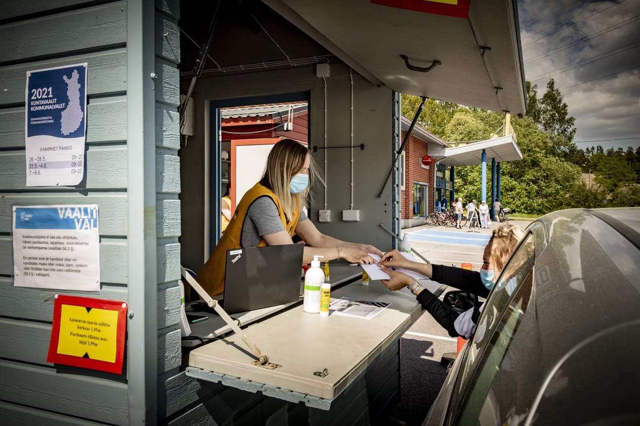 Tähän mennessä uusi drive in-äänestystapa on kuntavaaleissa sujunut hyvin. Vaalivirkailija Elisa Laitinen vastaanottamassa autosta äänestäneen Jennyfer Antonin äänestyslippua.