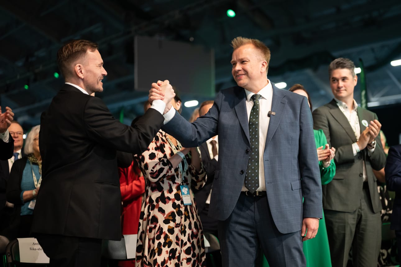 Keskustan puheenjohtaja Antti Kaikkonen ja puoluesihteeri Antti Siika-aho (vas.) keskustan puoluekokouksessa Tampereella 6. kesäkuuta 2026.