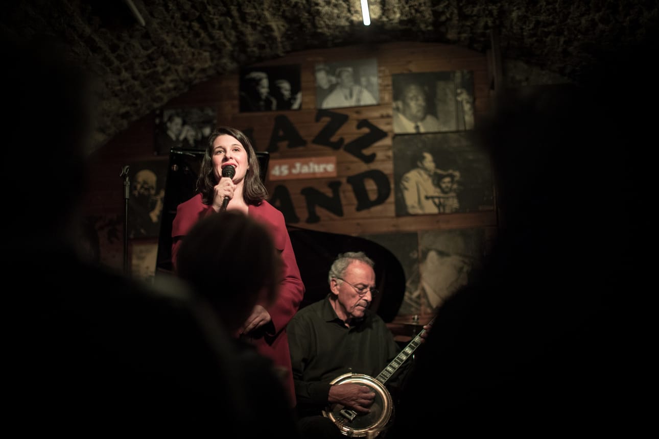 Wieniläislaulaja Bettina Krenosz on liittynyt jammailemaan Storyville Jazzbandin kanssa jazzland-musiikkibaarin lavalle. Kellarikapakassa jazzia voi kuunnella viikon jokaisena päivänä.