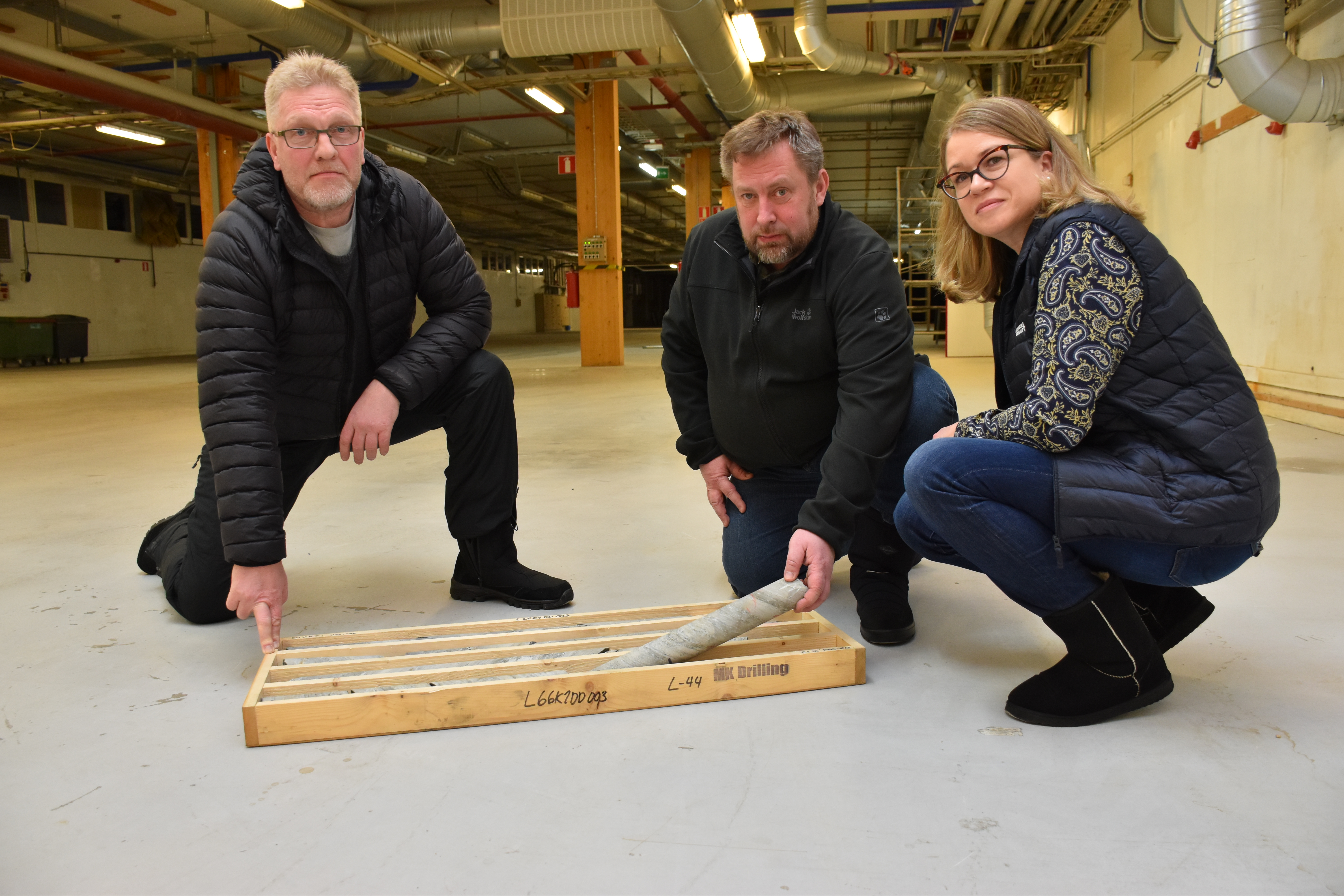 Vähintään 15 rekkaa kuljettaa kairasydämiä Posiolle - kaivosyhtiö vuokrasi ovifirman tyhjäksi jääneet tilat ja siirtää toimintansa sinne