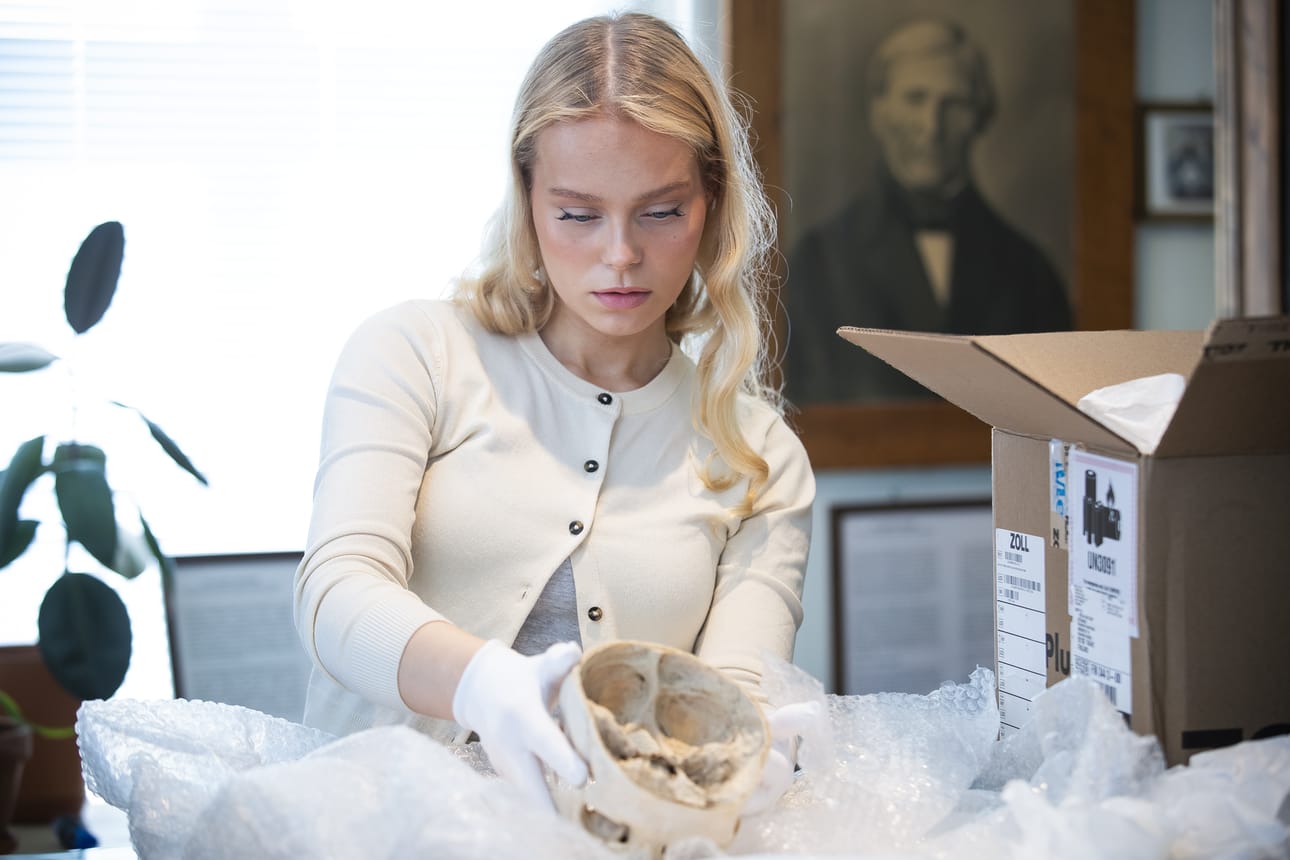 Jutta Hukari toi kallot takaisin Raahen museolle viime viikolla.