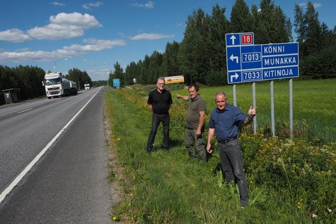 Seppo Alanen, Olavi Mäki ja Heikki Nortunen vaativat valtatie 18:lle Halkosaaren kohdelle meluseinää suojaamaan asumista maantien aiheuttamalta jatkuvalta melusaasteelta. Kuva Jussi Mustikkamaa