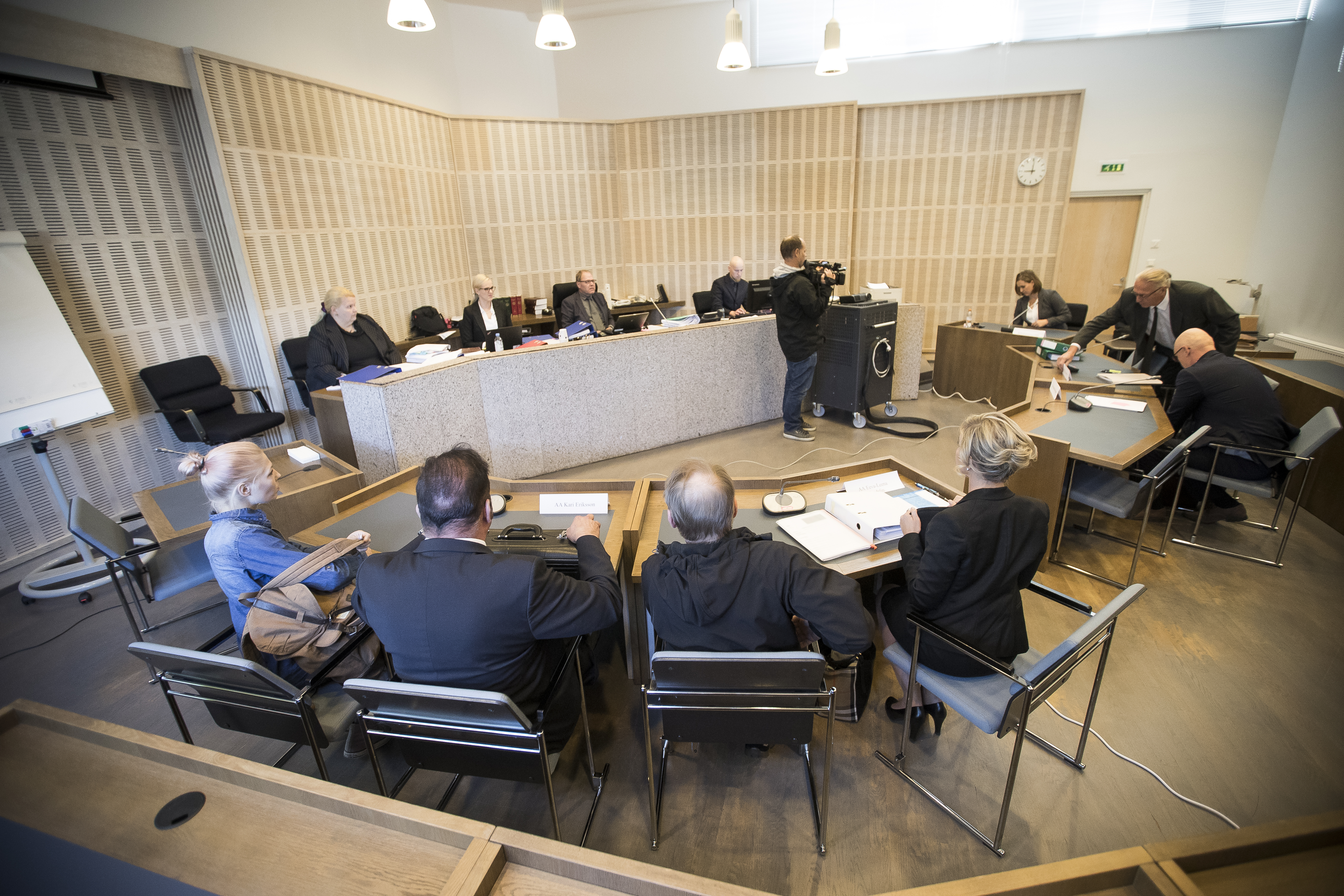 Raahessa viime syksynä tapahtuneita henkirikoksia koskeva oikeudenkäynti alkoi Ylivieska-Raahen käräjäoikeudessa.