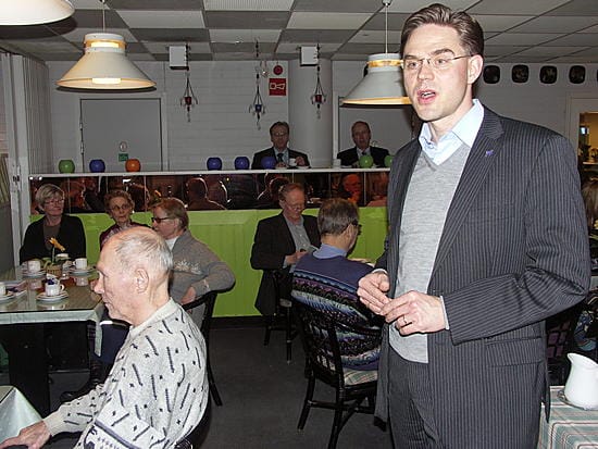 Jyrki Katainen puhui kajaanilaisille Ravintola Pikantissa perjantaina. Ihmiset kuuntelivat hiljaa Kataisen asiaa.