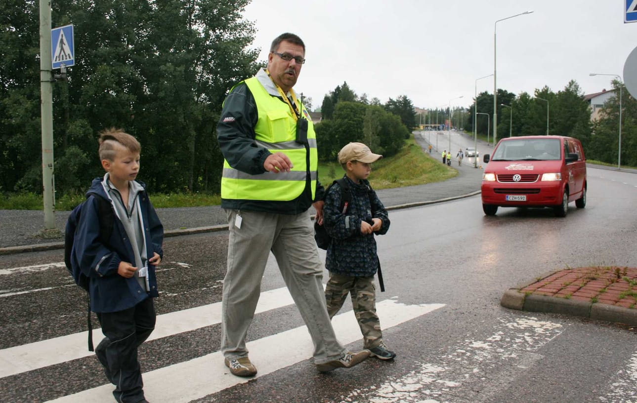 Osa vanhemmista totuttelee koulureitin ennalta lasten kanssa.