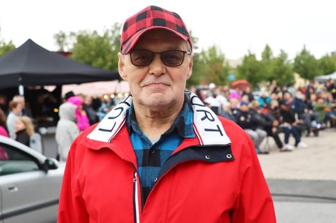 – Mukavaltahan se tuntuu, kun muistetaan, totesi Juhani Akonniemi saamastaan palkinnosta. KUVAT: EEVA-LIISA KULJU