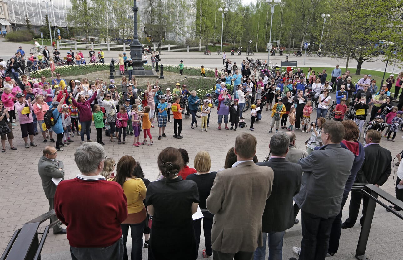 Korvensuoralaiset mielenosoittajat riemuitsivat kuultuaan iloiset uutiset.