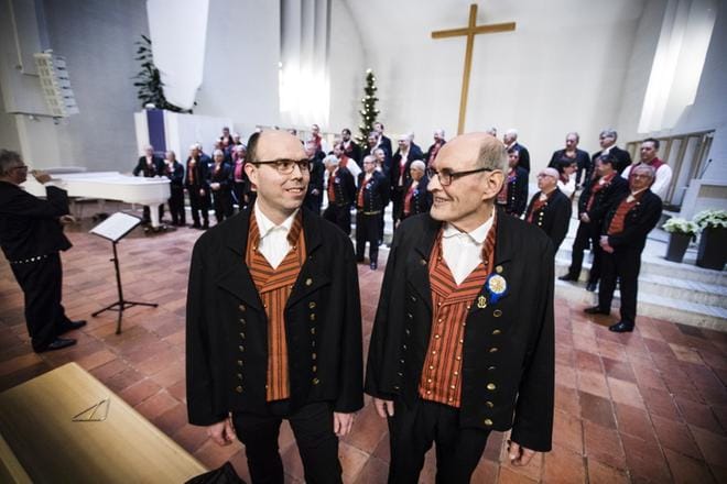 Etelä-Pohjanmaan Mieslaulajissa eli Jusseissa laulaa neljä oikeaa Jussia. Tänä syksynä joukkoon liittynyt ykkösbasso Jussi Kosola on kuoron uusimpia jäseniä. Kakkosbasso Jussi Malkamäki on laulanut kuorossa jo 54 vuotta. – Meistä Jusseista saisi vaikka kvartetin, Jussi Malkamäki sanoo. KUVA: KRISTA LUOMA