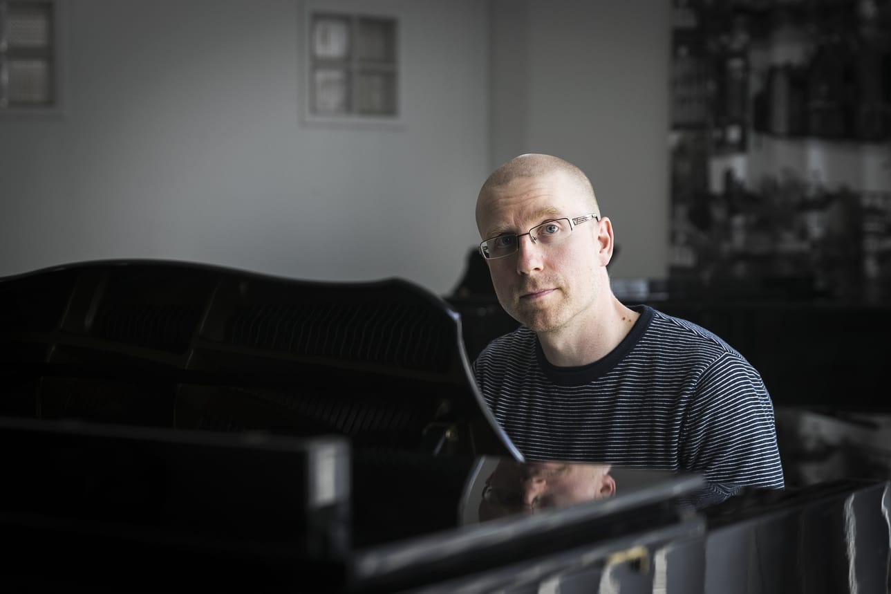 – Pop & jazz -pianismissa soitto painottuu usein rytmikuvioiden soittoon rumpukomppimaisesti. Vasen käsi säestää rytmi-iskuilla oikean käden melodiaa tai vuorostaan oikea käsi rytmittää vasemman käden bassolinjaa samalla melodiaa soittaen, pianonsoiton lehtori Sami Juntunen selittää.