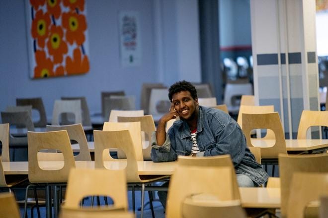 Nurmon yläasteella vierailleen somalitaustaisen Hassan Maikalin mielestä asioille ei aina kannata sanoa ei. Kun sanoo kyllä, syntyy jotain uutta. KUVA: JAAKKO ELENIUS