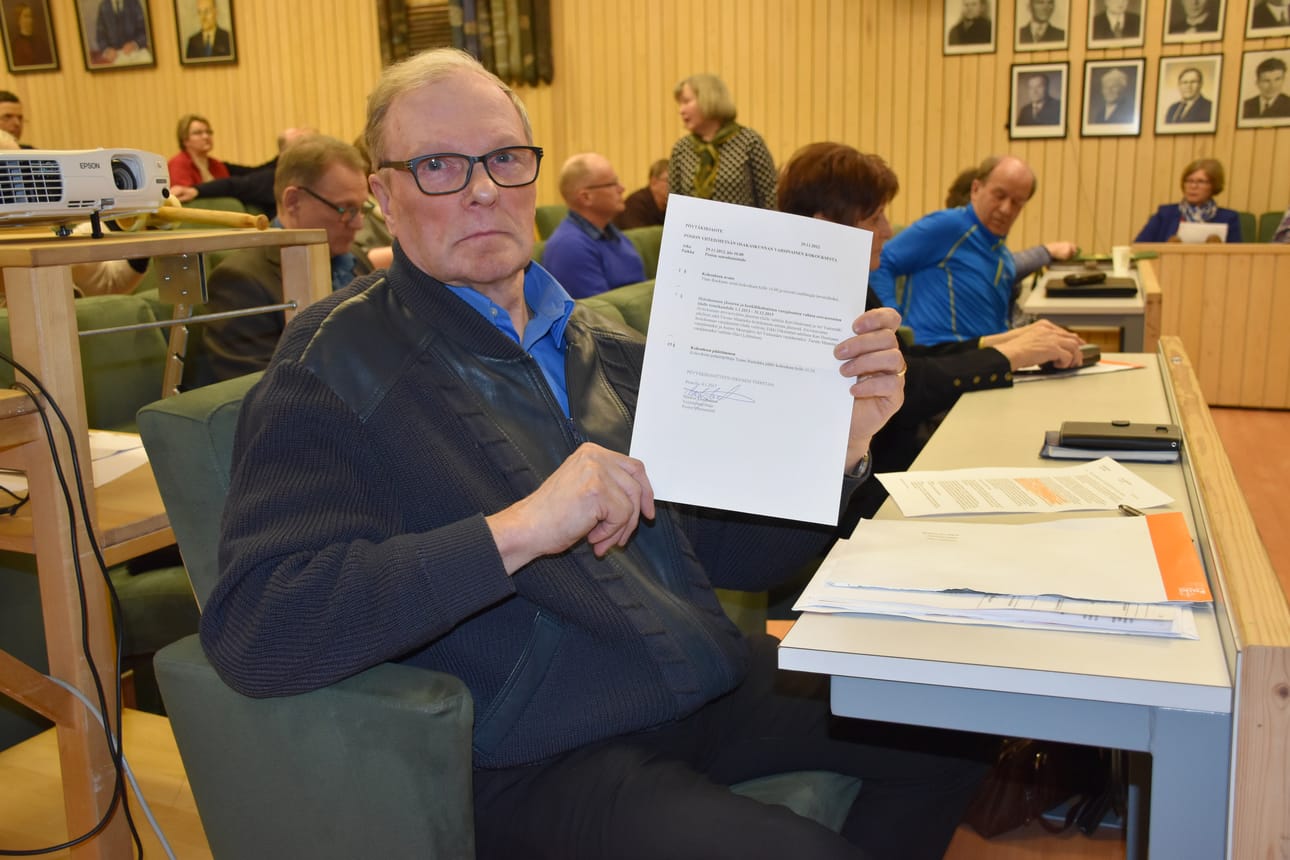 Olavi Lehtiniemi luki muille päättäjille valtuuston kokouksen päätteeksi Posion yhteismetsän 29.11. 2012 pidetystä osakaskunnan varsinaisesta kokouksesta saamansa pöytäkirjaotteen, jonka mukaan hänet valittiin hoitokunnan varajäseneksi vasta vuoden 2013 alusta.