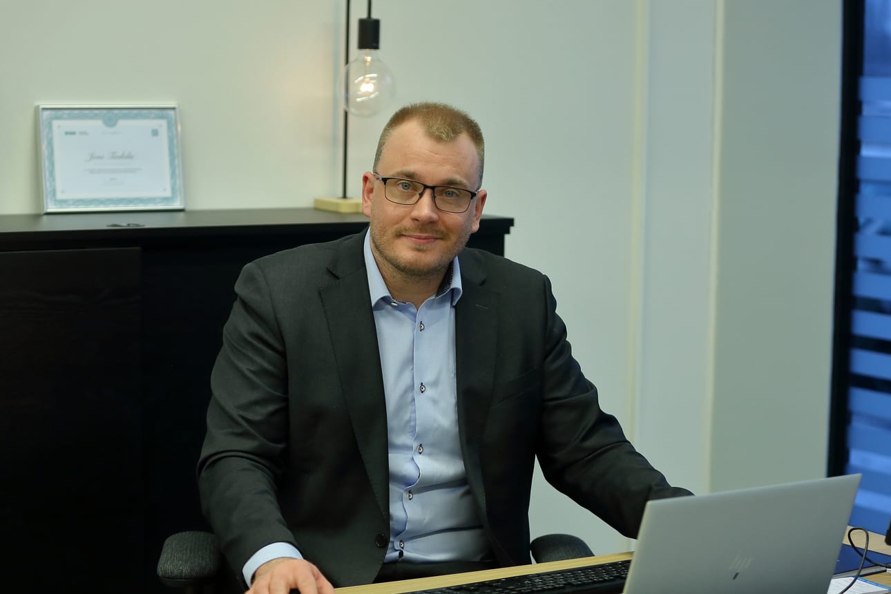 35-vuotias Joni Taskila on kotoisin Vihannista, maatalon poika ja vahvasti yritteliäässä ilmapiirissä varttunut. Hän aikoo erottua kiinteistövälitysyritysten joukossa ostoarviopalveluja tarjoavana yrittäjänä.