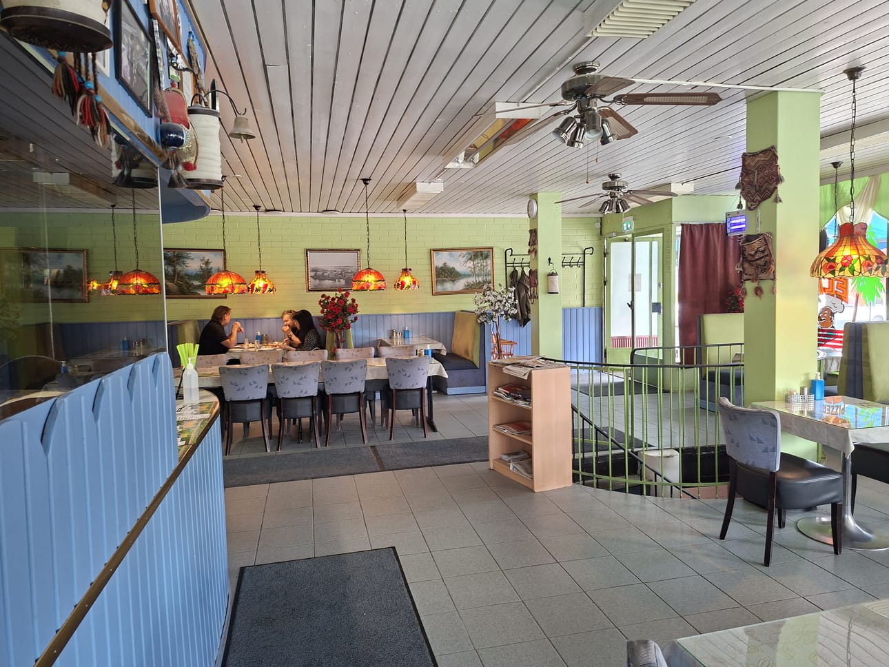 Ravintola Elman sisustustyyli on kebabpitserialle tavanomainen, mutta tila on miellyttävän avara.