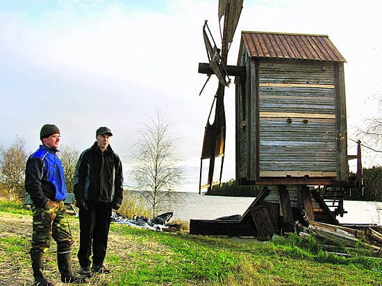 Vanha tuulimylly pääsee sieppaamaan lapoihinsa Oulujärven tuulia.