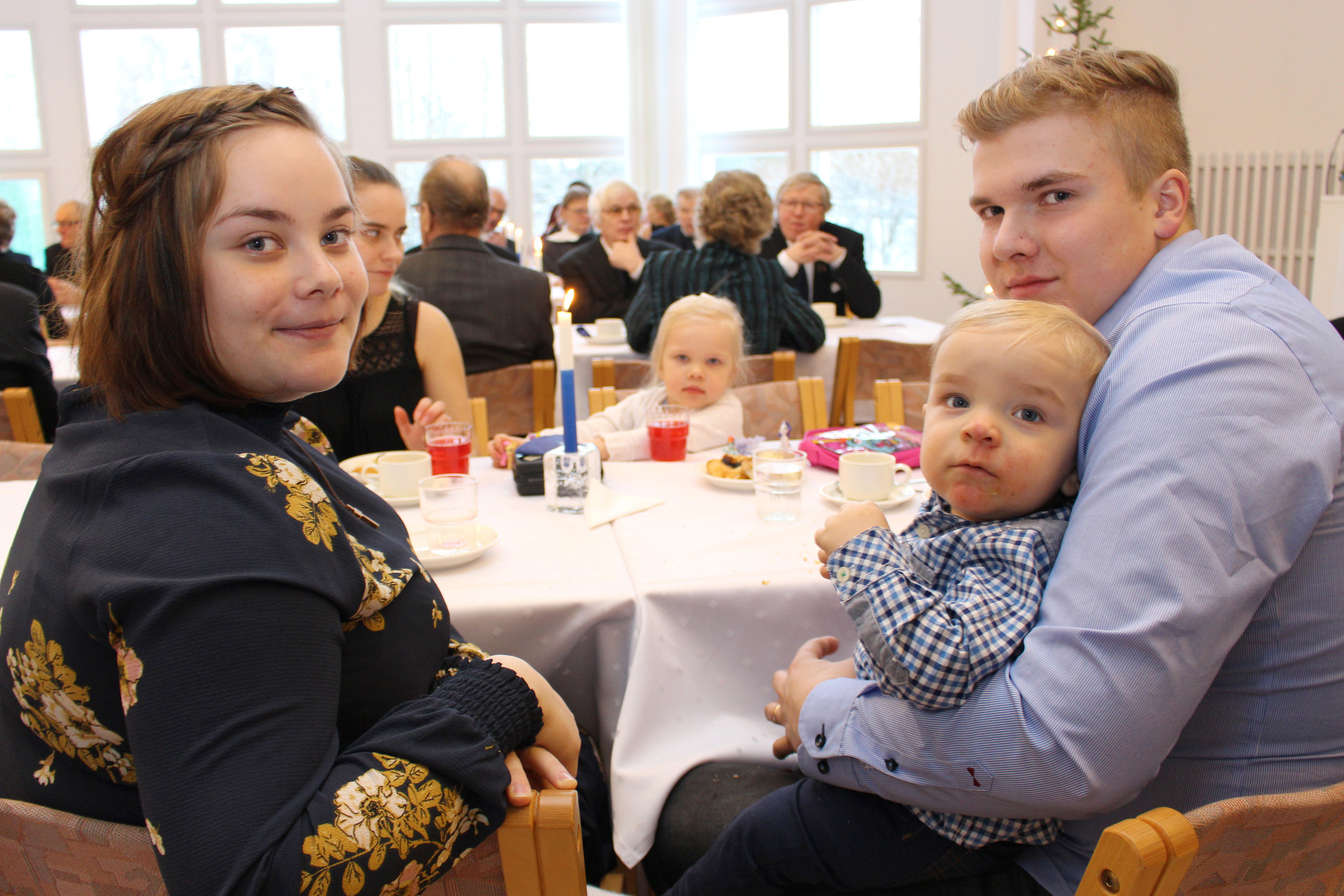 Minna ja Jere Tervonen viettivät itsenäisyyspäivää esikoisensa Vertti-Matin kanssa juhlaan osallistuen. Pöydän takaa kuvaushetkeä seuraa pienokaisen serkku Jessica Tervonen.