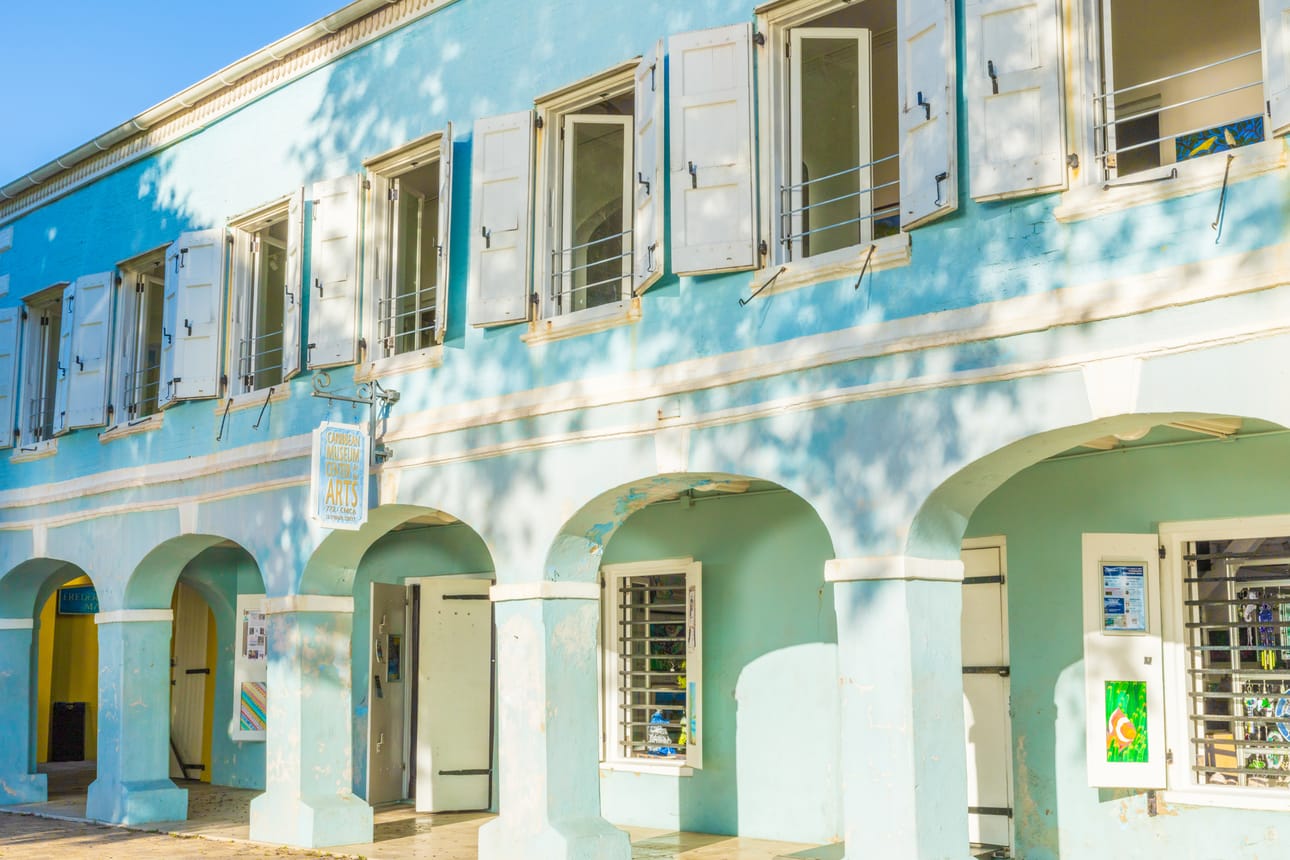 Karibialla aurinko paistaa vuoden ympäri, jolloin UV-säteily haalistaa värejä. Toisinaan on ankaria myrskyjä, jopa hurrikaaneja, jotka saattavat rikkoa rakennuksia. Tässä esimerkki Tanskan siirtomaavallan ajan arkkitehtuurista Karibialla.