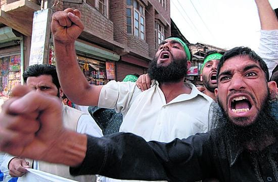 Intian Kashmirissa asuvat muslimit huusivat paavin vastaisia iskulauseita mielenosoituksessa osavaltion pääkaupungissa Srinigarissa.