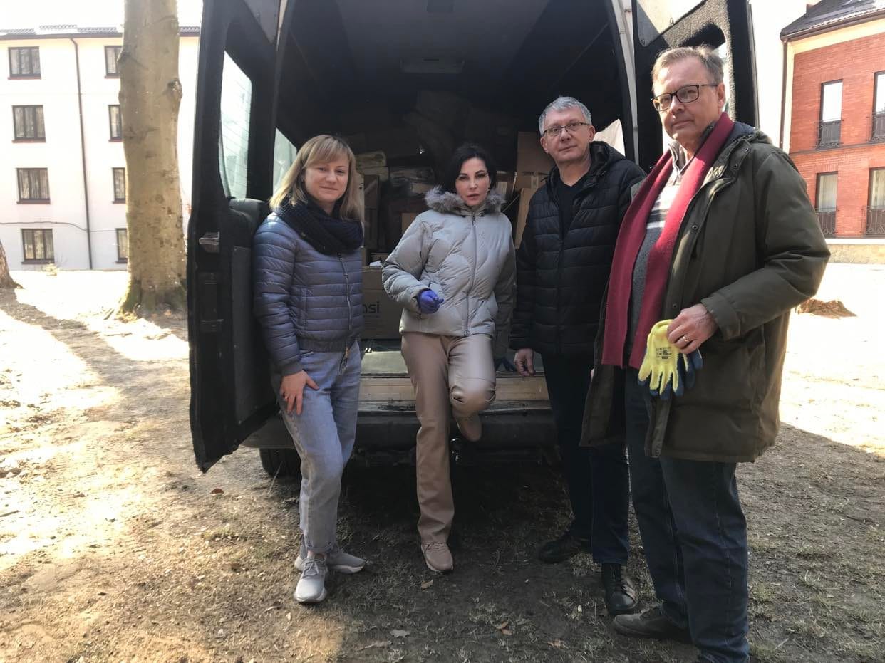 Lvivin pakolaisten sijoituksesta vastaava Jana (vas.), Nataliya Van Doeveren, Andriy Perehrestenko ja Mikael Storsjö avustustyönsä äärellä, pakettiauton peräluukulla.