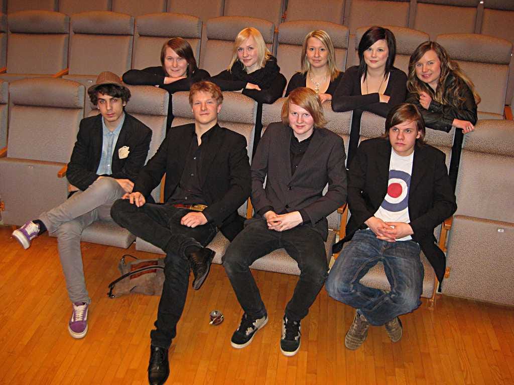 Raahe-opiston musiikkiteatteriryhmän Muistojen kaupunki -esityksessä esiintyvät Matias Ahtinen (edessä vasemmalla), Jonne Aho, Jere Lilja ja Juho Mathlin sekä Outi Kuru (takana vasemmalla), Henna Ylikulju, Jenni Lind, Eeva Keinänen ja Anna Peltomaa. Kuvasta puuttuu Laura Okkonen.