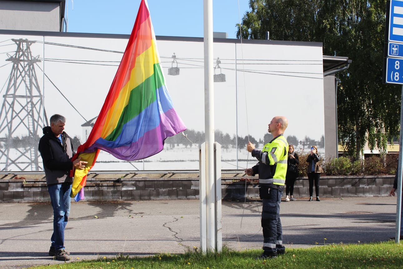 Aineen taidemuseon museomestari Mikko Saarenpää ja Tornion kaupungin kiinteistönhoitaja Mika Kauppila nostivat sateenkaarilipun museon lipputankoon tämän viikon maanantaina.