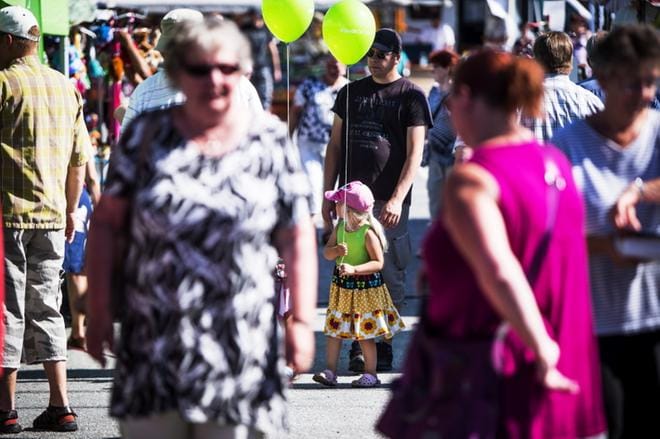 Viime vuonna Köpingin markkinoilla oli helteistä, ja lämmintä säätä odotetaan tällekin viikonlopulle. ARKISTOKUVA: OUTI NEUVONEN