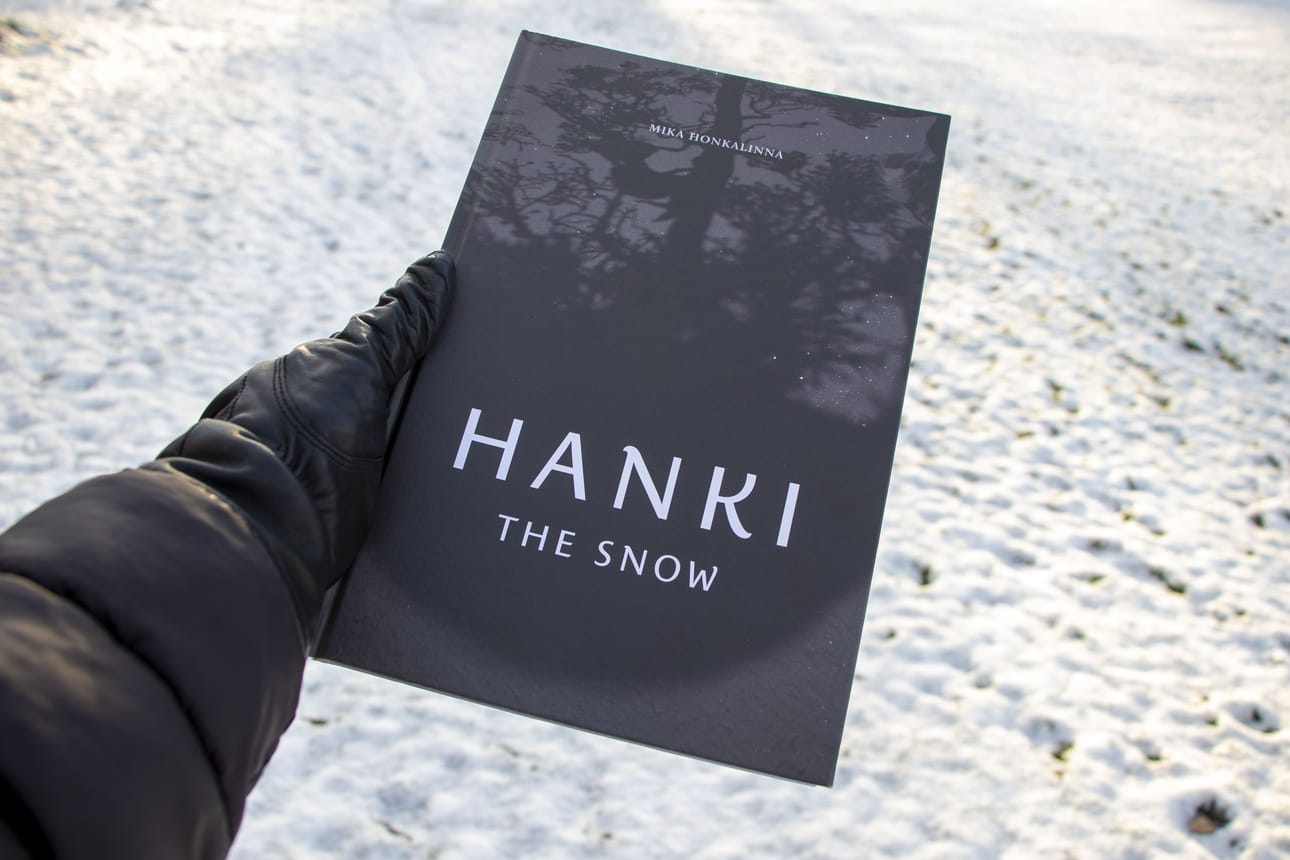 Mika Honkalinnan yhdestoista teos Hanki – The Snow yhdistää valokuvia ja runoja.