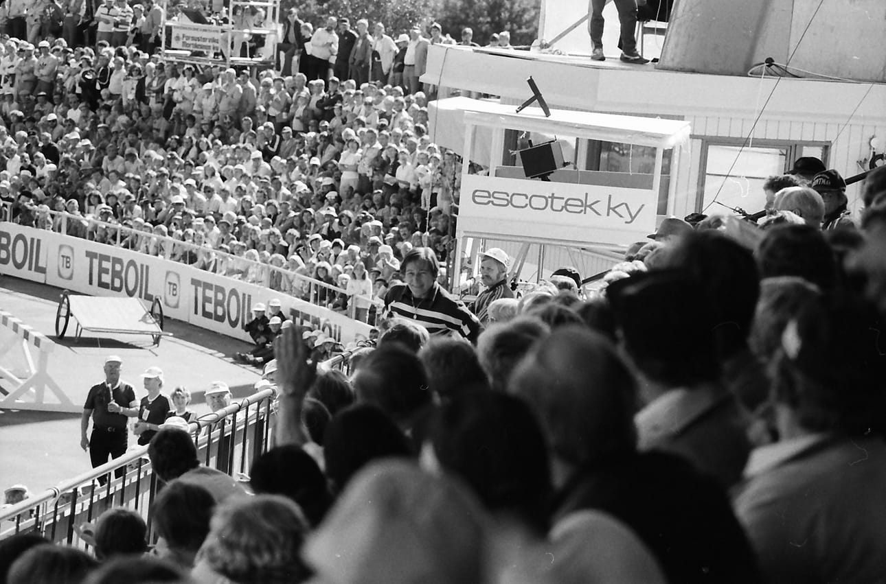 Katsomosta ylös nousseella Dana Zátopkoválla taisi olla Kalevan kisoissa 1981 paikalla olleista kovimmat yleisurheilusaavutukset, arvelee kuvan ottanut Hannu Sarvela.