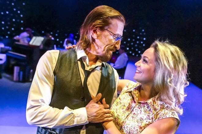 Ilkka Koivula ja Annika Eklund nähdään Topi Sorsakoski -musikaalin päärooleissa vielä 19.5. saakka. KUVA: JYRKI TERVO