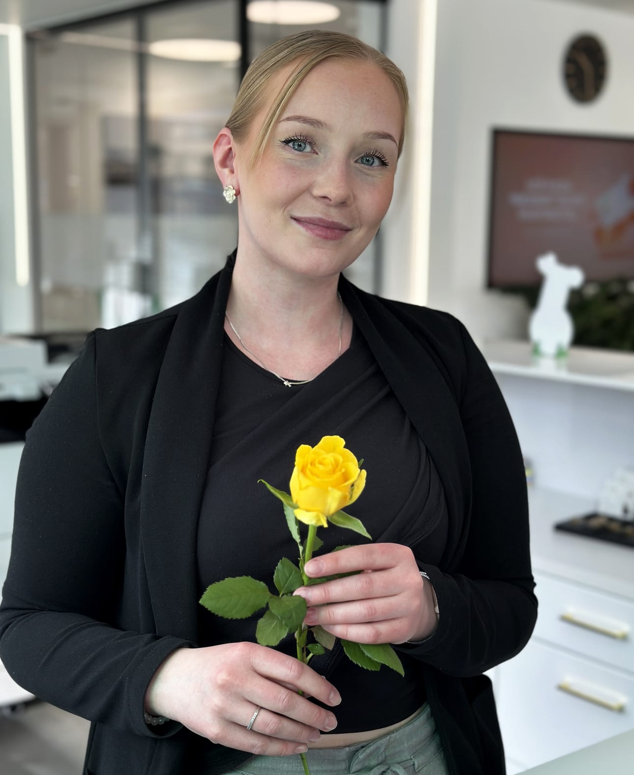 – Tämä on vähän erikoinen, mutta olen oppinut sen, että aina kun viet jonkun kotiin, kato että se pääsee sisälle, oli sitten kesä tai talvi, Fiia Honkaniemi vastaa.