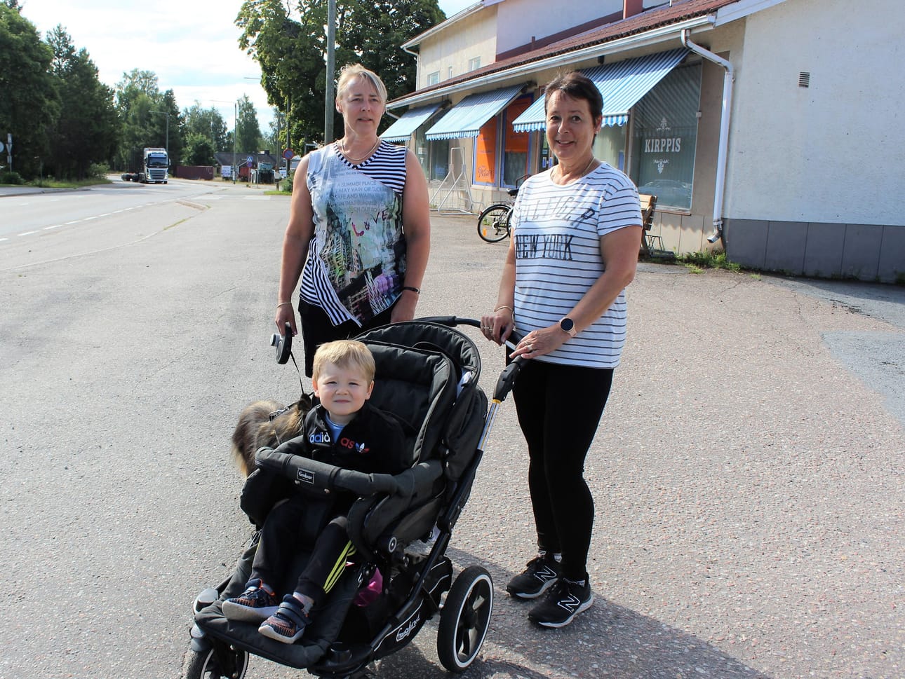 Johanna Kenola, Elisa Kenola-Villamo sekä Elisan lapsenlapsi Anton Vanhatalo aamukierroksella kotikulmilla Isojoen Kirkonkylässä.