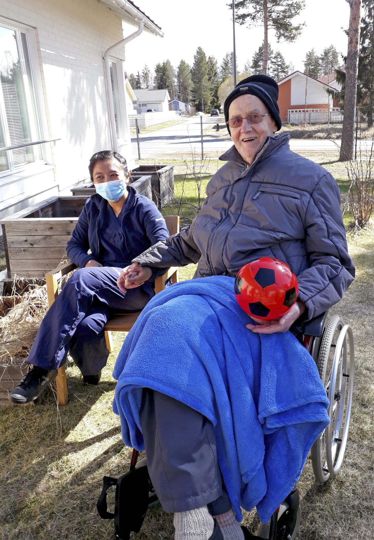 Hoivakoti Punahilkan olympialaisissa oli hauska tunnelma. Tuomaria ei tarvittu.