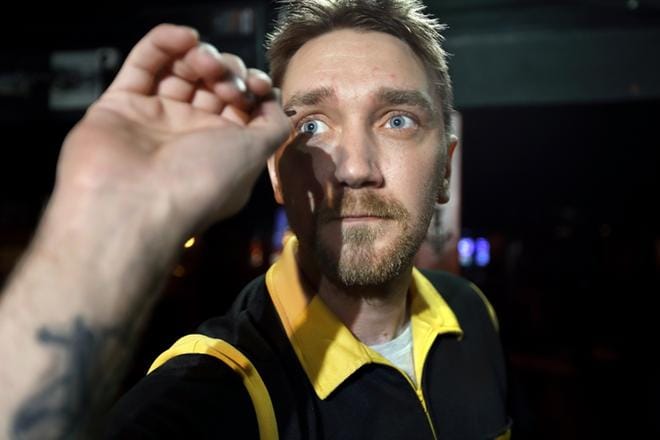 Tuore 501-dartsin lapualainen Suomen mestari Pauli Finnilä näytti heittotekniikkaansa Seinäjoella viikkokisoissa torstaina. Ote tikasta on rennosti kädessä kolmen sormen taktiikalla, eikä puristusta ole liikaa. Tikka lähtee matkalle kaarevasti. KUVA: JOUKO HÄNNINEN