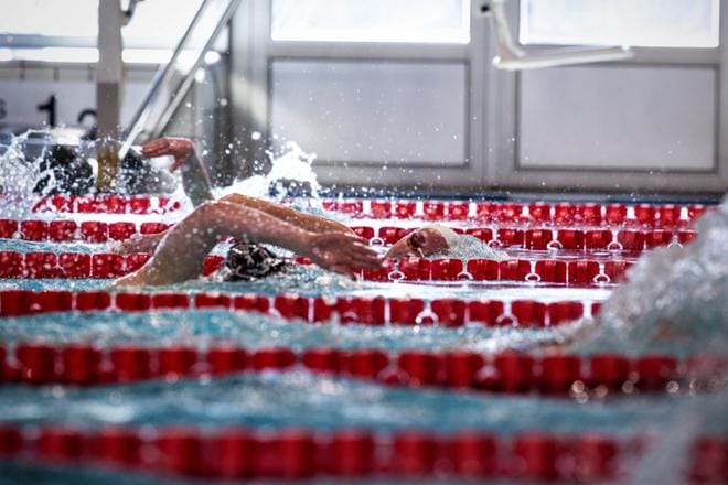 Vaasan Uimaseuran Petra Kivi kauhoi pärskeiden keskeltä mm. 400 metrin vapaauinnin voittoon lauantaina Vaasan Uimahallissa. Kvarken Gamesit jatkuvat sunnuntaina. KUVAT: PAULA KASKIMAA