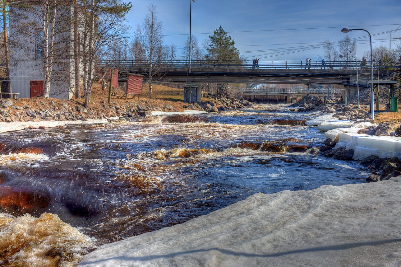 Iijoen Taivalkoski huhtikuun 27. päivänä kuluvaa vuotta. Tulva viivytteli, vaikka pääsiäisenä oli ajoittain lämpöasteita lähes viisitoista ja yleensä yli kymmenen. Patopinnatkin olivat vielä ehjinä paikoillaan. Vesi juoksutetaan vielä tulvaluukuista.