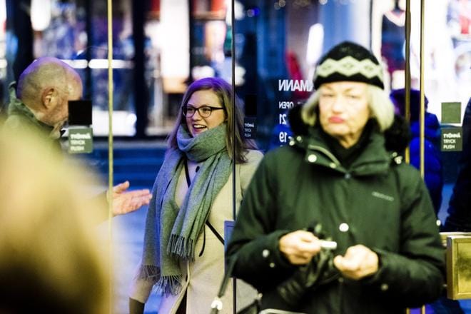 Oven auki pitäminen on Ranskassa paljon tavanmukaisempaa kuin Suomessa. Väitöstutkija Tuuli Holttinen avaa kohteliaasti oven muille ihmisille Helsingin Stockmannin pääovilla.