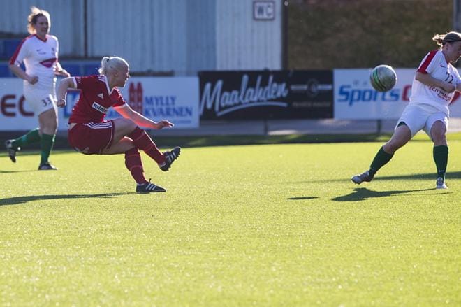 FC Sport-j:n Sandra Lind potkaisi kohti tyhjää maalia, mutta TPV:n Anniina Pohjoismäki ehti pallon eteen. Lind teki jo 5. peliminuutilla ottelun voittomaalin. KUVA: MINNA ANTILA