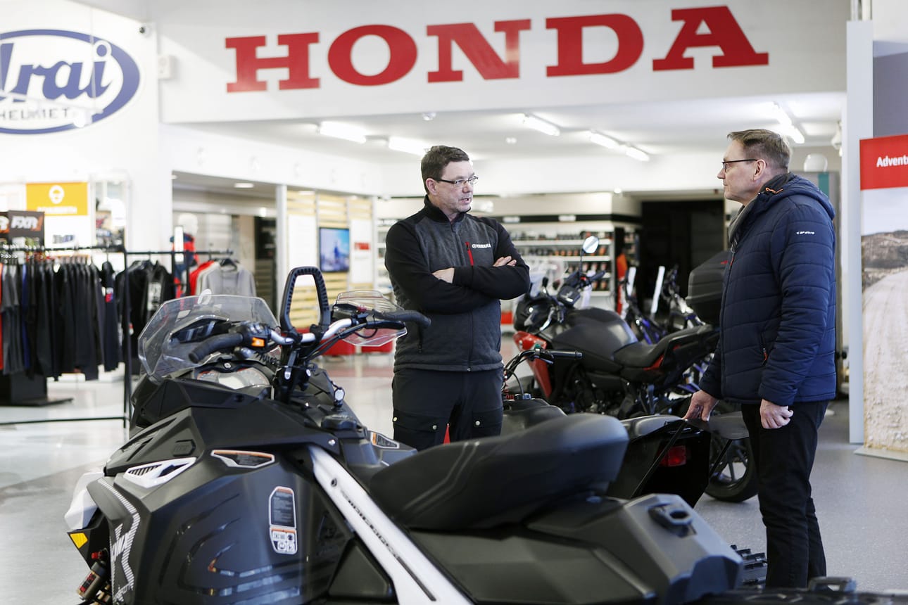 Yrittäjä Mika Häkkinen ja Pohjois-Suomen kierroksella oleva Yamaha Motor Finlandin kenttäpäällikkö Pasi Mäki-Paavola keskustelevat sääolojen vaikutuksesta konekauppaan.
