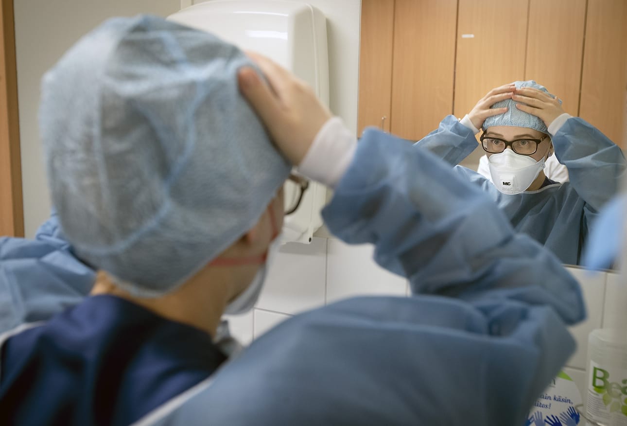 Pohjois-Pohjanmaan sairaanhoitopiirin (PPSHP) infektioiden torjuntayksikkö sijaitsee OYSissa. Kuvassa sairaanhoitaja Sara Jounila yllään koronaviruksen vaatima suojaus. Kuvituskuva.