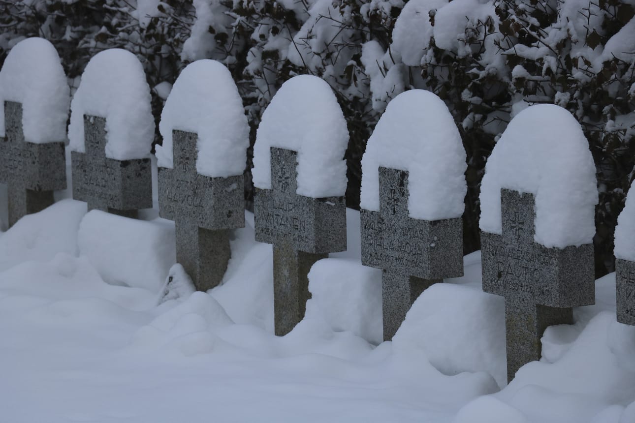 Muistelimme tarinoita ja kertomuksia, mitä hänestä oli kerrottavana. Jo silloin kuitenkin ymmärsin, että kyseiset haudat erottuivat syystä hautuumaan haikeasta miljööstä, Veera Tikkala totesi puheessaan.