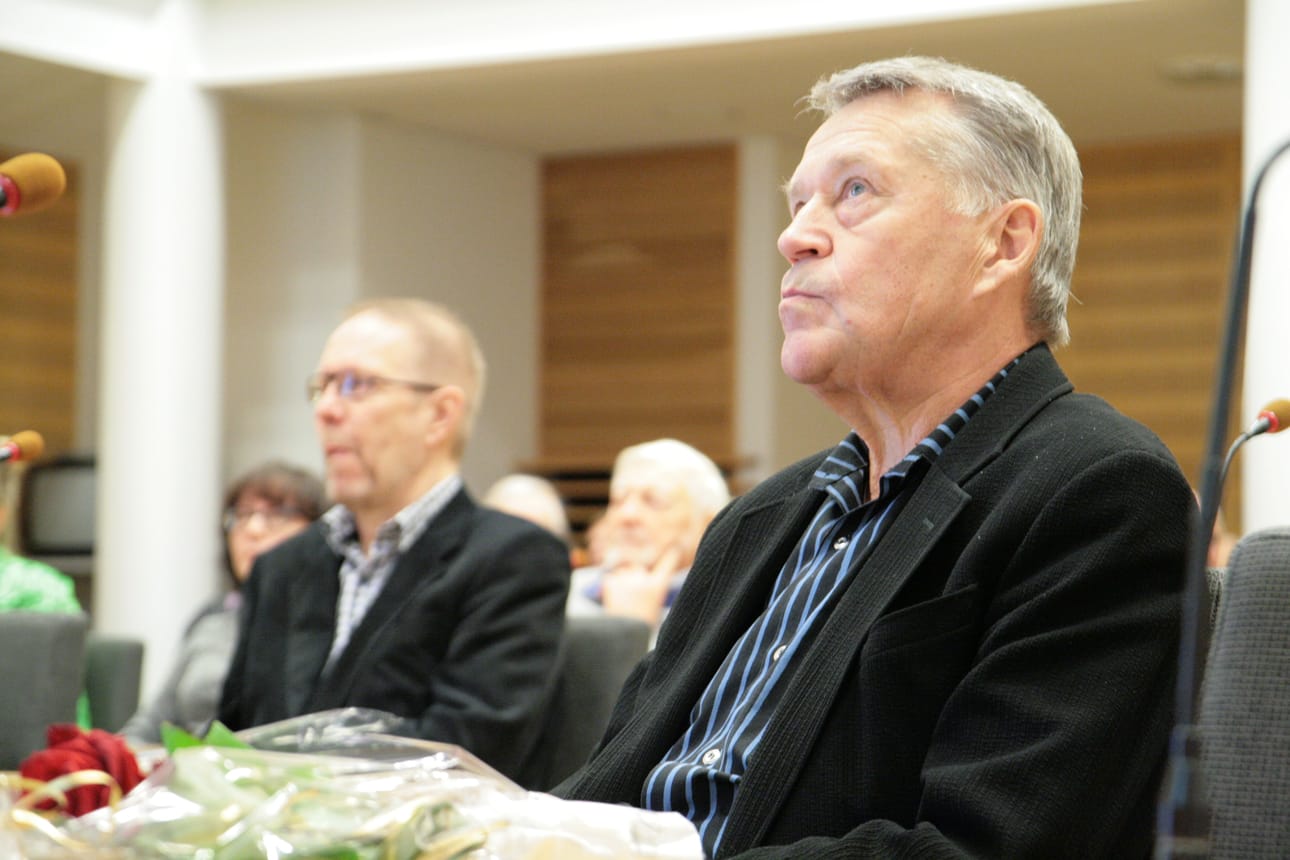 – Maapallo on 3,8 miljardia vuotta vanha. Jos se aika muutetaan viikoksi, niin ihminen on on ilmestynyt tänne vasta viimeisen kahden minuutin aikana. Ihmisen lisääntymisvauhti yhdistettynä teknologian kehitykseen ja sen luonnolle aiheuttamiin rasituksiin ovat luoneet yhdessä yhden maapallon suurimmista uhista, Matti Ahde aloitti puheenvuoronsa Kempeleessä.