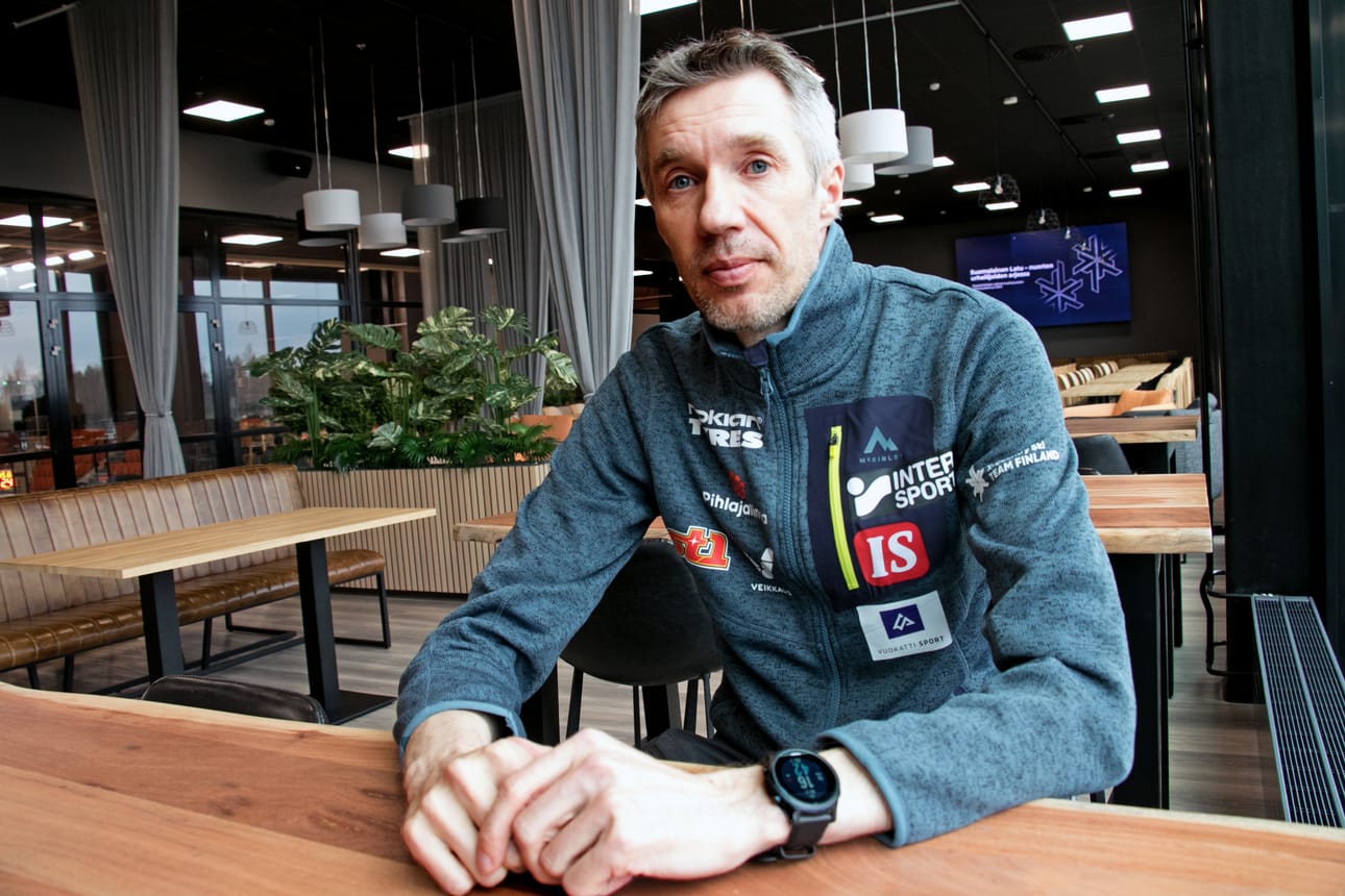 Hiihtoliiton päävalmentaja Teemu Pasanen on hieman huolissaan hiihdon harrastajamäärien vähenemisestä. Urheiluseuroissa tehtävä nuorisotyö on tärkeää, sillä nuorilla on paljon muitakin harrastusmahdollisuuksia nykyään.