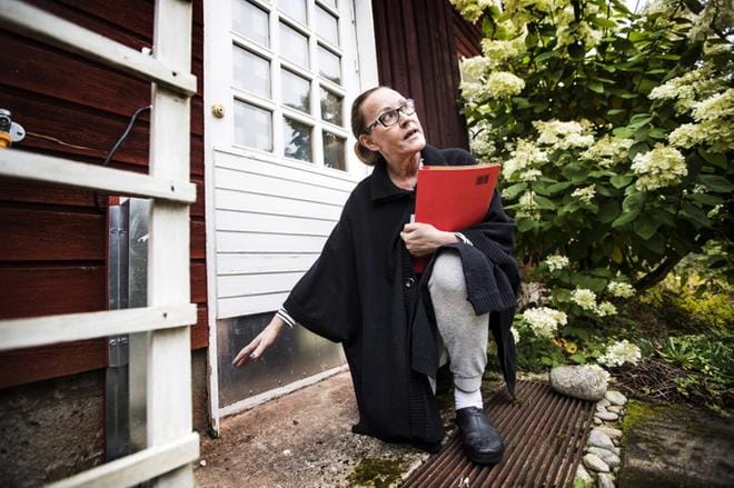 Asumisterveysliitto Asten toiminnanjohtaja Hannele Rämö tekee itse tarkastuskäyntejä erityisen vaikeissa kohteissa, joissa asukkaille on aiheutunut paljon terveyshaittoja. KUVA: KRISTA LUOMA