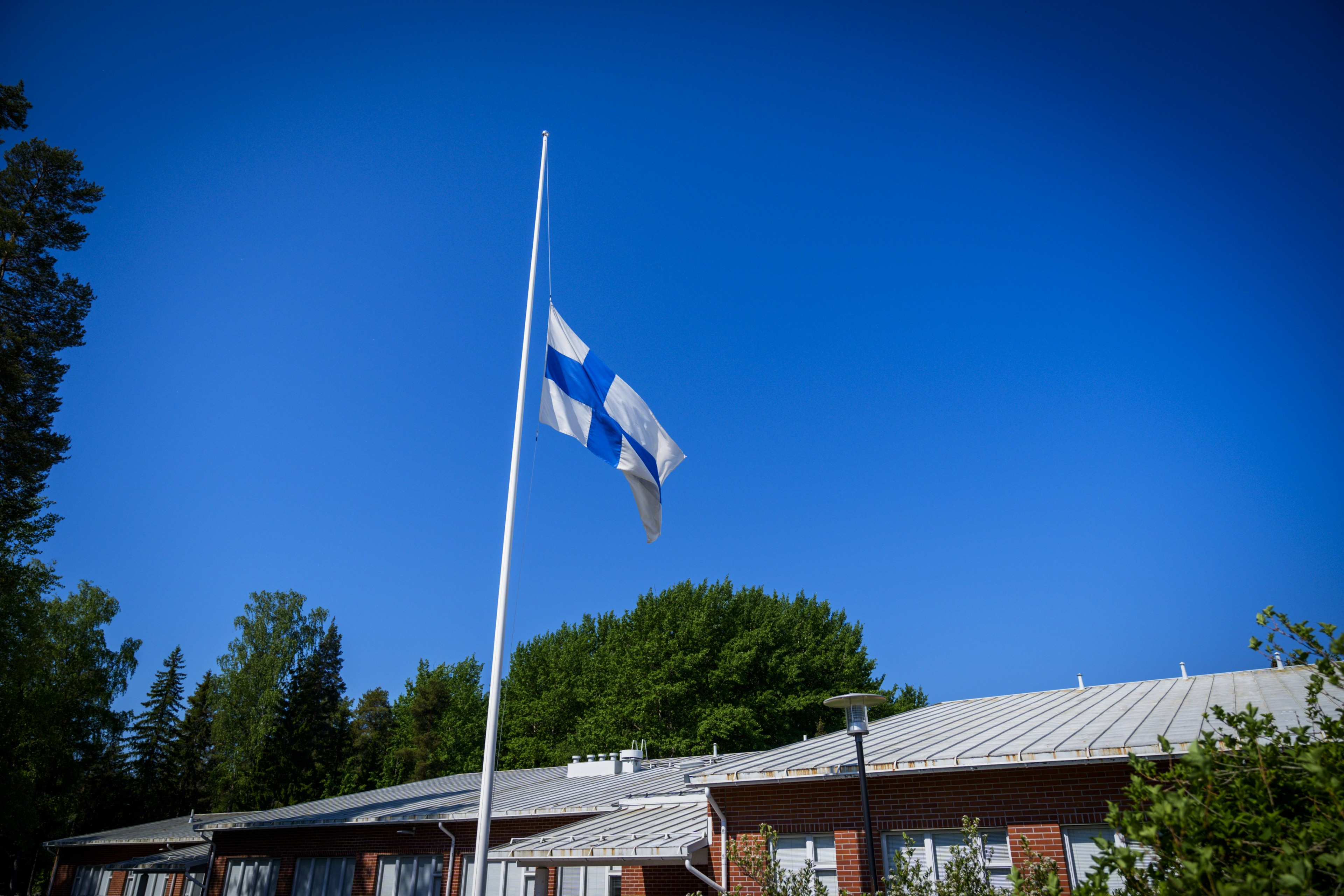 Suruliputuksella muistettiin 15-vuotiasta kuolleena löytynyttä tyttöä Sorrilan yhtenäiskoulussa Valkeakoskella maanantaina.
