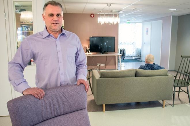 Mielenterveyskuntoutujien asumisyksikköä, Tuokkoa, johtava Heikki Santala esittelee mielellään hoitokodin avaria ja toimivia tiloja. Yksikkö sijaitsee aivan terveyskeskuksen vieressä, joten esimerkiksi laboratoriossa on kätevä käydä. KUVAT: JORMA HAVULA