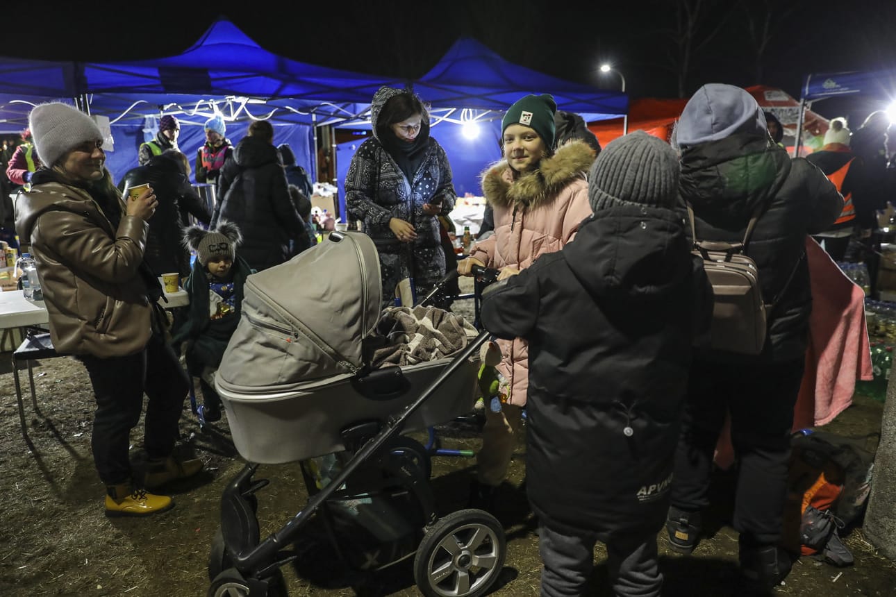 Yli miljoona ihmistä on paennut Venäjän sotaa Ukrainasta. Pienestä itäpuolalaisesta Przemyslin kaupungista on tullut monen sotapakolaisen ensimmäinen hengähdyspaikka. Ihmiset syövät ruokaa paikallisen Tesco-marketin pakolaiskeskuksen edustalla ja etsivät kyytimahdollisuuksia.