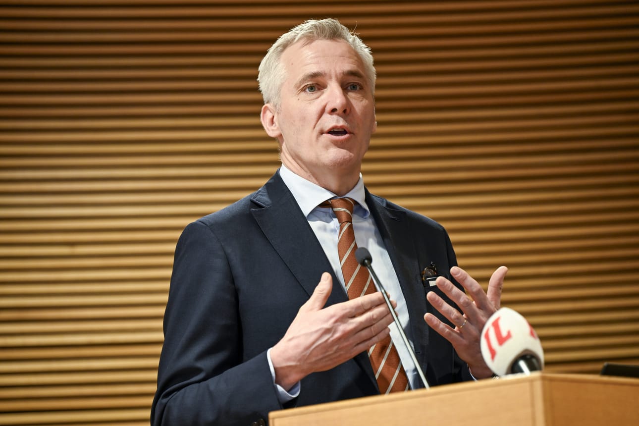Opetusministeri Anders Adlercreutz (r.) n perustellut asiaa vanhempien toiveilla.