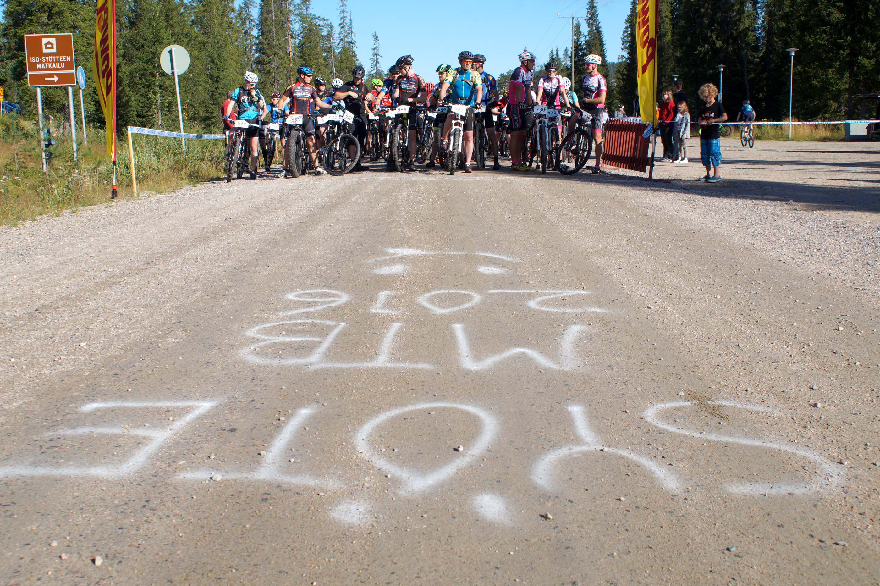 Syöte MTB:hen lähdettiin kahdessa ryhmässä.  120 kilometriä ajaneet lähtivät kaikki ensimmäisessä.
