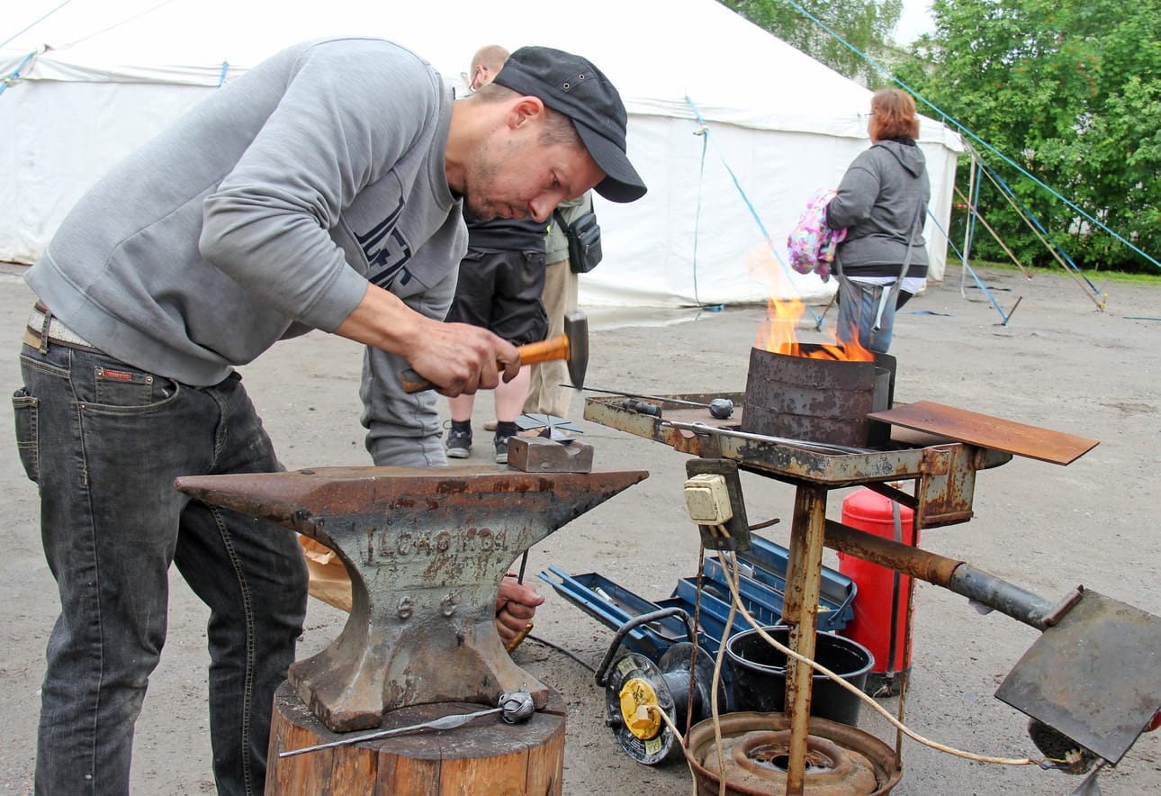 Seppä Antti Mäkinen takoi rautaa ruusuiksi puukkojen myyntinäyttelyssä kesällä 2019, jolloin festivaaleja eivät haitanneet vielä minkäänlaiset rajoitukset.