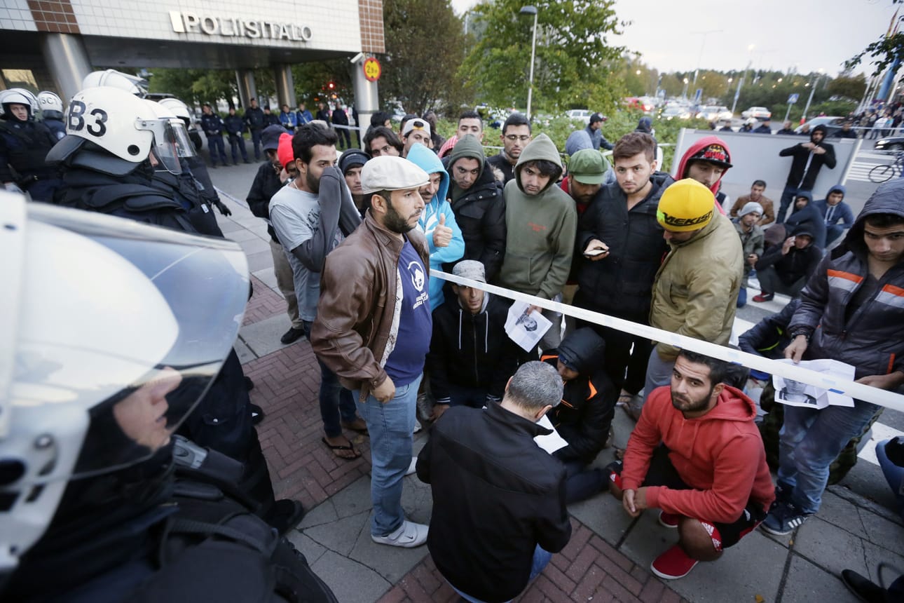 Kuutisenkymmentä turvapaikanhakijaa osoitti keskiviikkoiltana mieltään Oulun poliisilaitoksen edessä. Mielenosoitus sujui rauhallisesti.