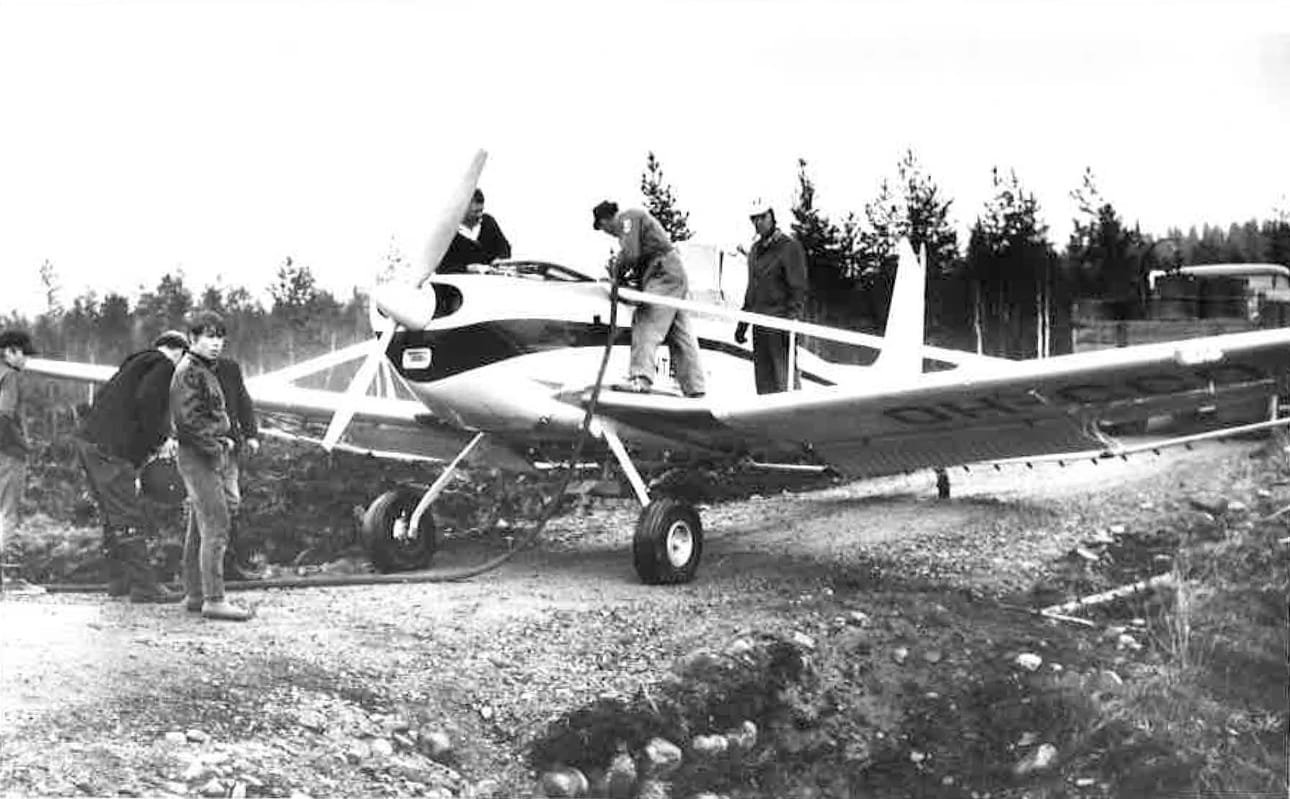 Tästä kuvasta heräsi hersyviä muistoja Lampinsaaressa. Kuvailtaan osallistuneet ovat varmoja, että tässä 1960-luvun loppupuolella otetussa kuvassa on lentokone, jonka avulla myrkytettiin sääskiä Vihannissa.